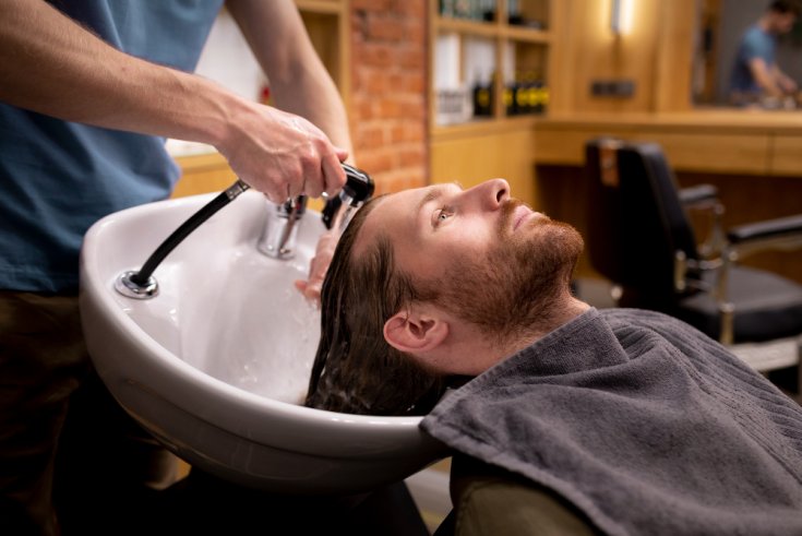 How a Salon Shampoo Service Improves Hair Health